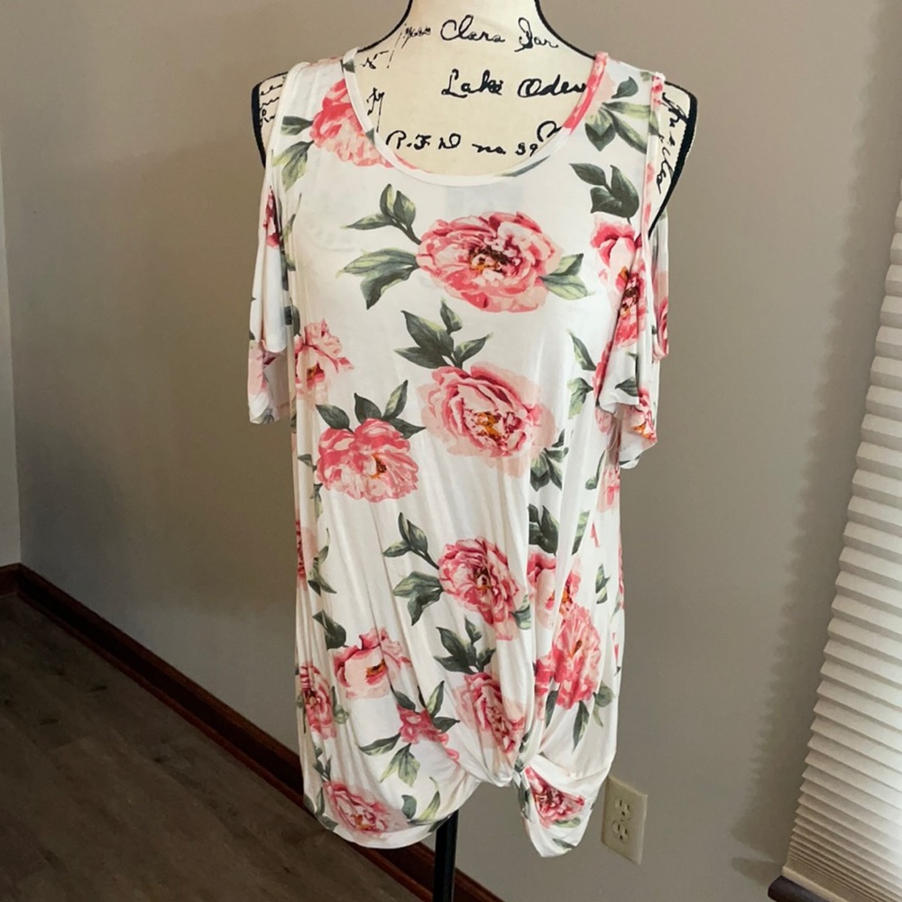 Reborn J Boutique Floral Cold shoulder Tunic. Size L Large. Like new!